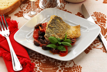 Filetti di branzino pomodori e olive - Secondi di pesce