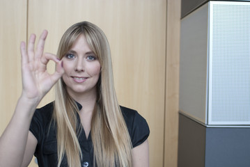 blonde frau zeigt ok zeichen mit hand