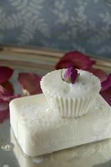 Badepraline mit Rosenblüte