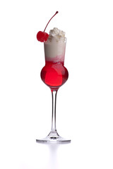Roter Cocktail im Schnapsglas