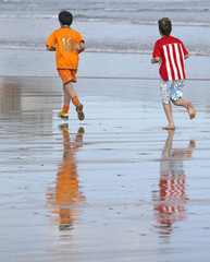 Niños corriendo por la playa