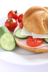 belegtes brötchen mit fleischwurst, gurke und tomate