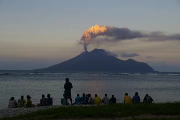 Selbstklebende Fototapete Vulkan Vulkan Lopevi  Vanuatu, Ausbruch in Abendstimmung