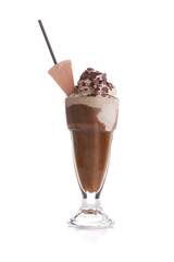 Eiskaffe mit Waffel und Strohhalm gerade