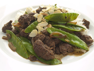 Hackfleisch mit Erbsschoten