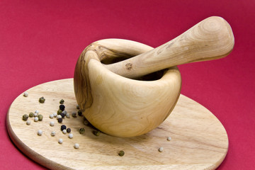 Bunte Pfefferk&ouml;rner mit Holz-M&ouml;rser