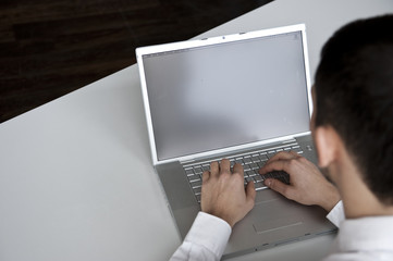 junger geschäftsmann sitzt vor computer monitor