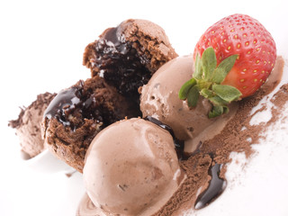 Helado de chocolate con fresas sobre un fondo blanco aislado. Vista superior y de cerca