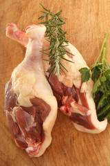 Entenschenkel roh, vor dem Braten