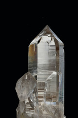 Bergrkistall vor schwarzem Hintergrund