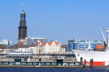 Hamburg mit Elbe, Hafen und Michel
