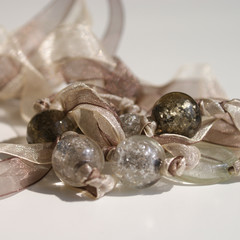 collana con perle di vetro e velo colorato