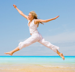 Obraz premium Girl running in long leaps