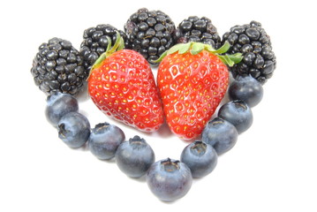 Cuore con frutti di bosco