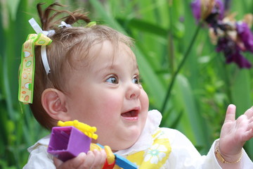 portrait bébé fille joyeuse