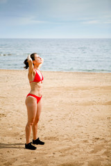 Femme bronzant sur la plage