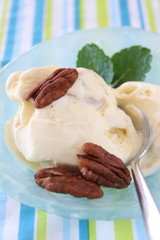 karamell eis mit pecankerne