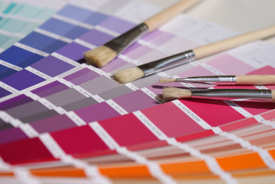 mazzetta colore e pennelli