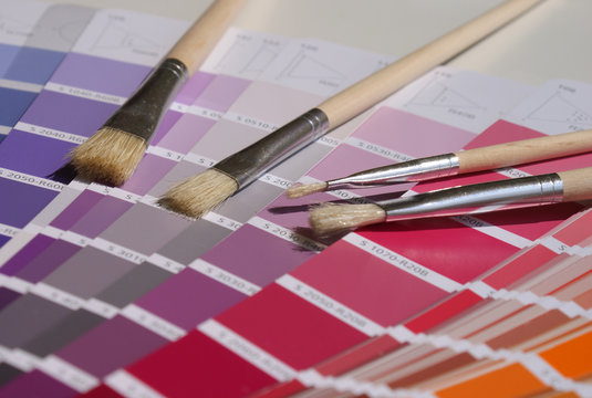 mazzetta colore e pennelli