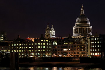 Fototapeta na wymiar The St Paul Cathedral w nocy - City, Londyn, Anglia