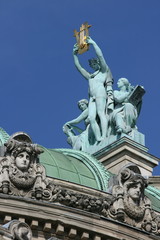 Fototapeta na wymiar Apollo na dachu Opery w Paryżu