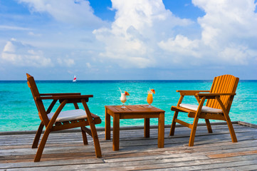 Obraz na płótnie Canvas Dwa koktajle na stole, Beach Cafe
