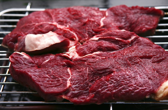 steak on bbq grid