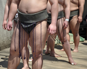 Naklejka premium Lutteurs de sumo avant le combat, sanctuaire Yasikuni, Tokyo, Japan