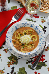 Tagliatelle e ceci - Primi piatti della cucina tipica toscana