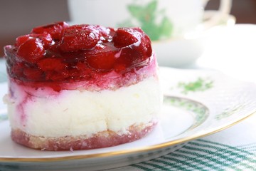 obstkuchen mit roten früchten