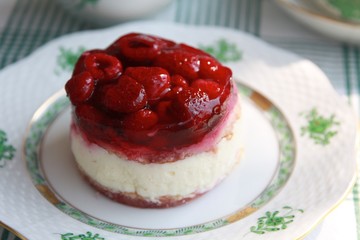 obstkuchen mit roten früchten