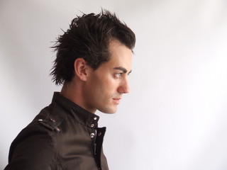 homem de perfil