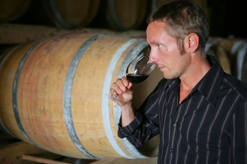 homme goûtant du vin