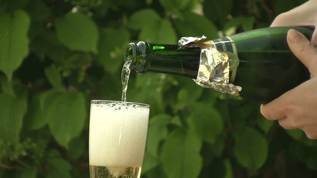 verser du champagne au ralenti