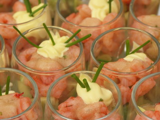 Verrines de crevettes avec avocat et ciboulette