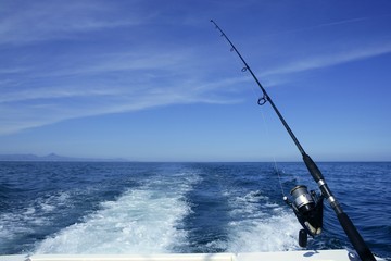 Hengel en haspel op boot, vissen in blauwe oceaan