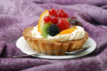 Cake with fresh fruits