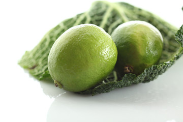 Limetten_auf_gruenem_Blatt