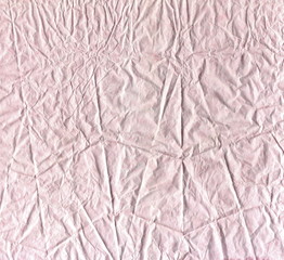 Papier de soie rose froissé.