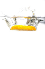 Orangenscheibe taucht ins Wasser