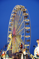 Kirmes bei Nacht mit Riesenrad