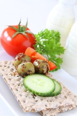 vollkorn knäckebrot mit tomaten, gurken und oliven
