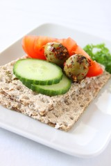 wholemeal crisp bread with tomatoes, cucumbers and olives