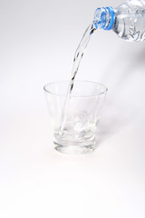 Vertendo água para o copo