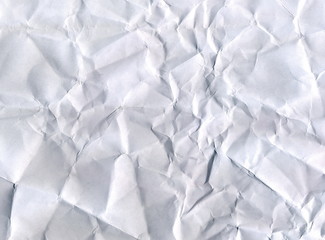 Feuille de papier blanc froissé.