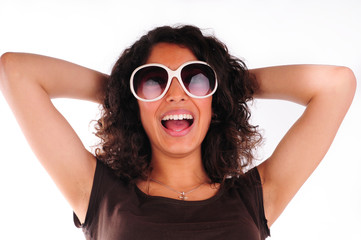 Naklejka premium Junge Frau mit Sonnenbrille