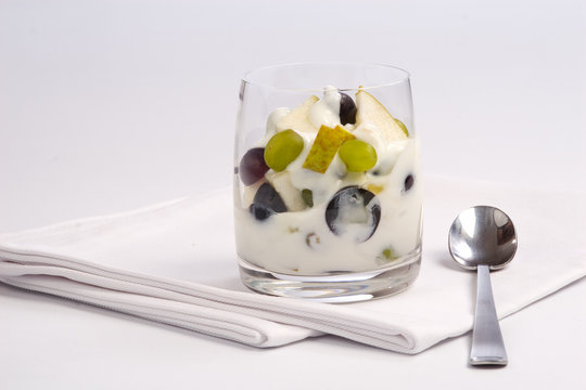joghurtglas mit L&ouml;ffel