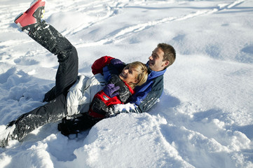 Fototapeta na wymiar jeune couple à la neige