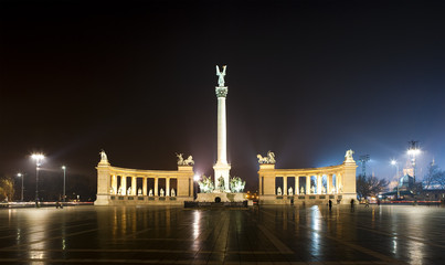 Fototapeta na wymiar The Heroes square in Budapest