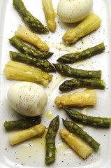 Punte di asparagi bianchi e verdi con uova sode - Antipasti